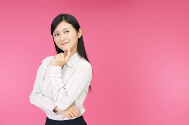 Asyalı kadın, pembe arka plan izole gülümseyen