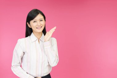 Kadın yol gösterir