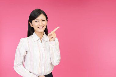 Kadın parmağıyla işaret ediyor.