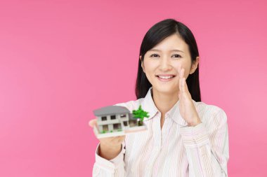 Kadın bir konut modeli ile