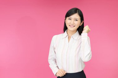 Genç kadın mutlu bir şekilde poz veriyor