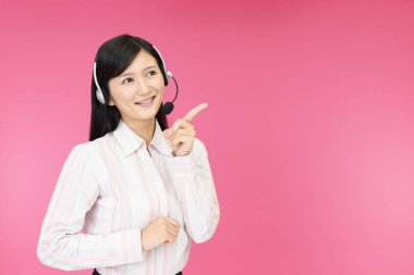 Çağrı merkezi operatörü parmağıyla işaret