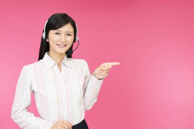 Çağrı merkezi operatörü parmağıyla işaret