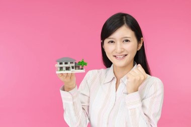 Kadın bir konut modeli ile