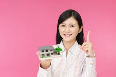 Kadın bir konut modeli ile