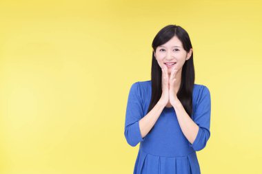 Gülümseyen güzel genç kadın.