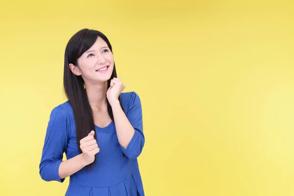 Sorrindo Mulher Asiática Isolado Fundo Amarelo — Fotografia de Stock
