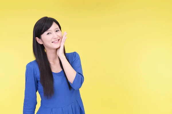 Sorrindo Mulher Asiática Isolado Fundo Amarelo — Fotografia de Stock