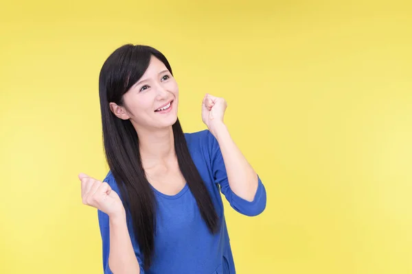 Felice Giovane Donna Isolata Sfondo Giallo — Foto Stock