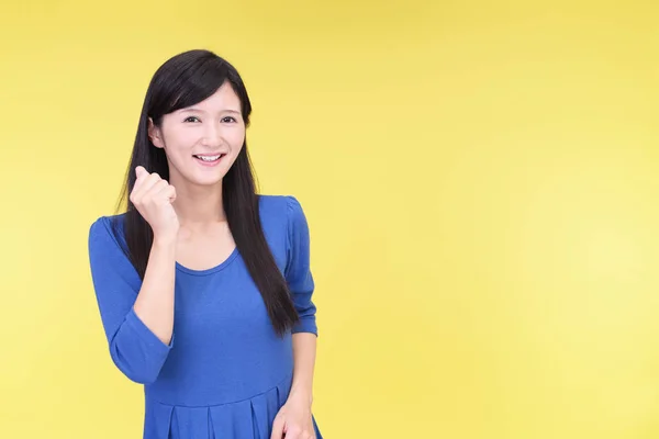 Mujer Joven Feliz Aislada Sobre Fondo Amarillo —  Fotos de Stock