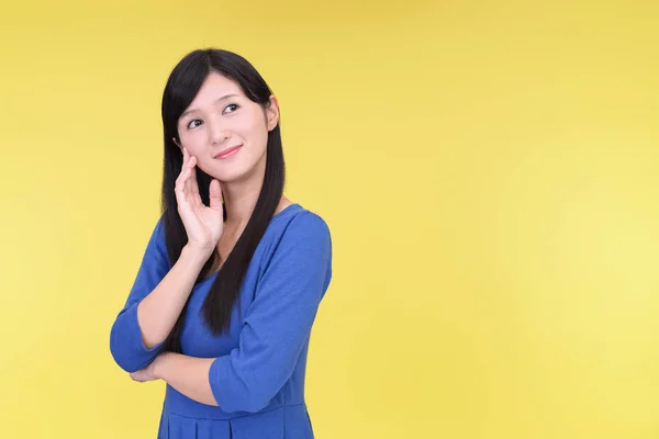 Schöne Junge Frau Lächelt — Stockfoto