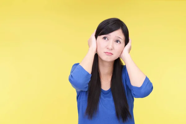 Mujer Cubriéndose Las Orejas Aislada Sobre Fondo Amarillo — Foto de Stock