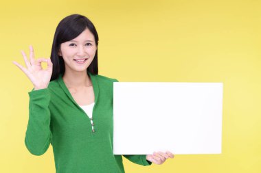 Bir beyaz tahta ile gülümseyen kadın