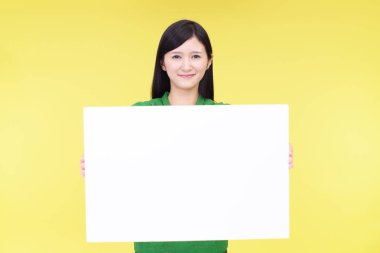 Bir beyaz tahta ile gülümseyen kadın