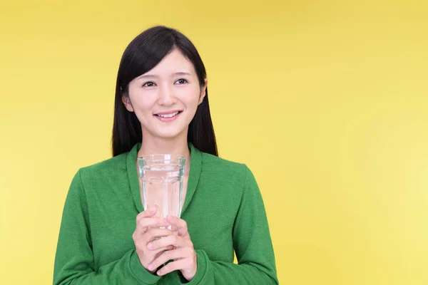 Vrouw Die Een Glas Water Drinkt — Stockfoto