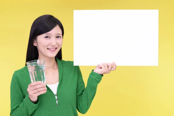 Mulher Sorridente Com Quadro Branco — Fotografia de Stock