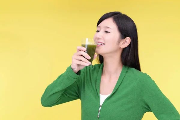 野菜ジュースのガラスを飲む女性 — ストック写真
