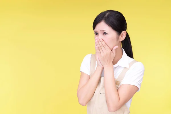 Mulher Asiática Surpreso Isolado Fundo Amarelo — Fotografia de Stock