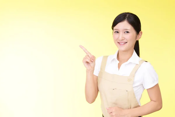 Smiling Asian Housewife Pointing — Stock Photo, Image