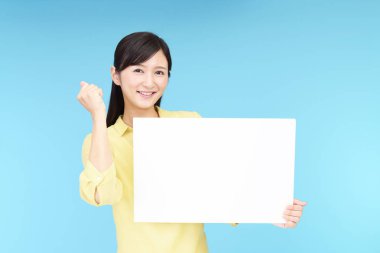 Bir beyaz tahta ile gülümseyen kadın