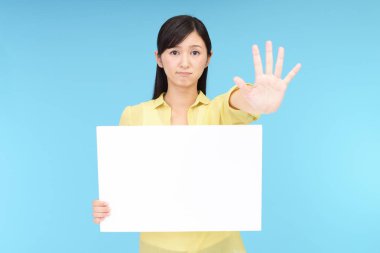 Kadın dur işareti yapıyor.