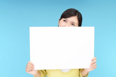 Bir beyaz tahta ile gülümseyen kadın