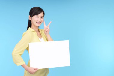 Bir beyaz tahta ile gülümseyen kadın