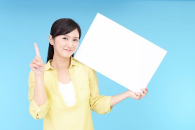 Bir beyaz tahta ile gülümseyen kadın