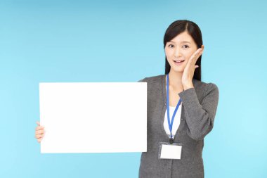 Bir beyaz tahta ile gülümseyen iş kadını