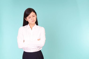 Üzerinde mavi arka plan izole memnun Asyalı kadın