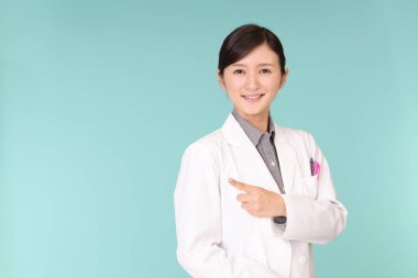 Kadın eczacı parmağıyla işaret