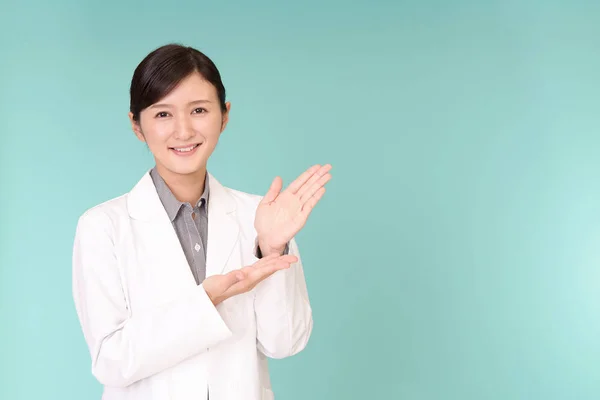 Farmacéutico Asiático Muestra Camino — Foto de Stock