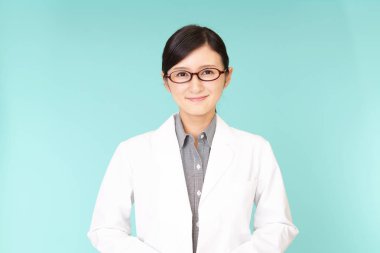 Beyaz bornoz ve bir eczacı portresi