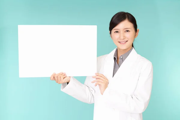 Sorrindo Farmacêutico Asiático Com Quadro Branco — Fotografia de Stock