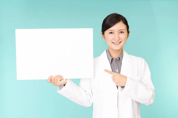 Sorrindo Farmacêutico Asiático Com Quadro Branco — Fotografia de Stock