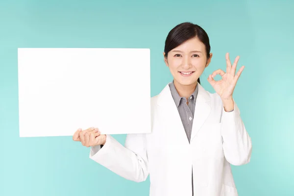 Sorrindo Farmacêutico Asiático Com Quadro Branco — Fotografia de Stock