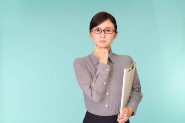 huzursuz arayan iş kadın portresi