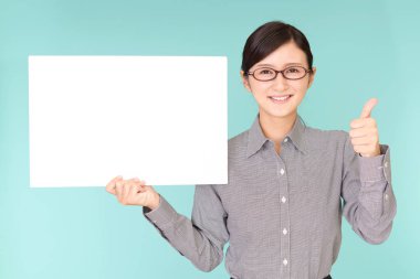 Bir beyaz tahta ile gülümseyen kadın