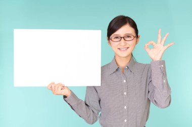 Bir beyaz tahta ile gülümseyen kadın