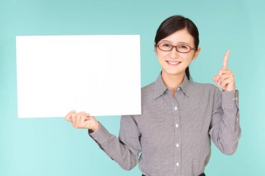 Bir beyaz tahta ile gülümseyen kadın