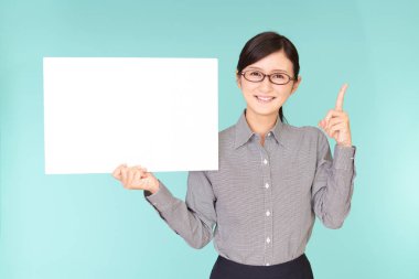 Bir beyaz tahta ile gülümseyen kadın