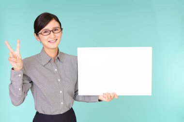 Bir beyaz tahta ile gülümseyen kadın