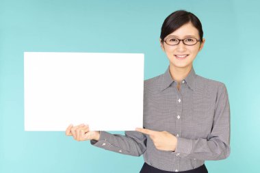 Bir beyaz tahta ile gülümseyen kadın