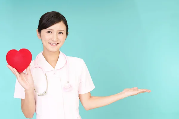 Leende Asiatisk Sjuksköterska Holding Rött Hjärta Love Symbol — Stockfoto