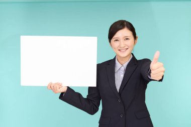 Bir beyaz tahta ile gülümseyen iş kadını