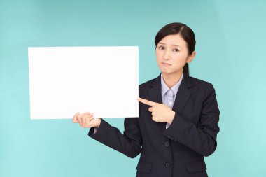 Bir beyaz tahta ile huzursuz iş kadını