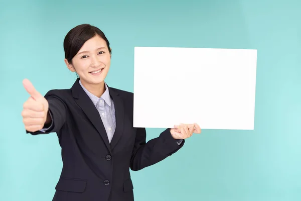 Mujer Negocios Sonriente Con Una Pizarra — Foto de Stock