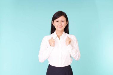 Genç kadın mutlu bir şekilde poz veriyor