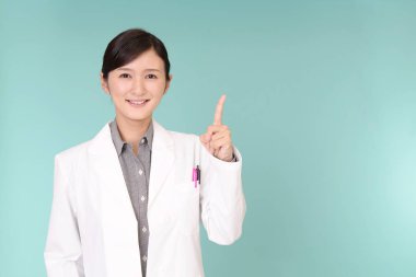 Beyaz bornoz ve bir eczacı portresi