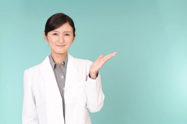 Gülümseyen Asya eczacı yol gösterir